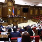 Հուզիչ է տեսնելը, թե ինչպես են իշխանությունն ու ընդդիմությունը համերաշխորեն կիսում խորհրդարանը, իսկը ինչպես Պանիկովսկին կկիսեր փողերը՝ «Ոսկե հորթը ֆիլմում». Mediahub