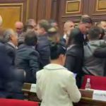 Ծեծկռտուք ԱԺ-ում՝ առանց բովանդակության, մինչդեռ նույնիսկ գլադիատորները երբեմն իրենց մարտերը համեմում էին պատմական դեպքերի բեմադրությամբ. Mediahub
